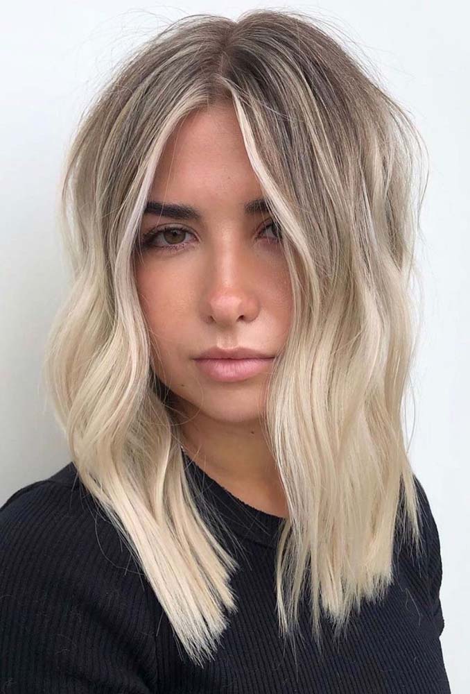 Cabelo long bob bicolor num degradê bem suave em loiro perolado.