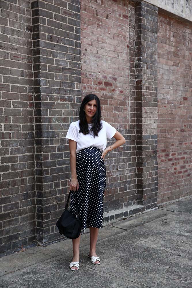 A saia preta estampada também funciona muito bem em um look com camiseta branca básica.