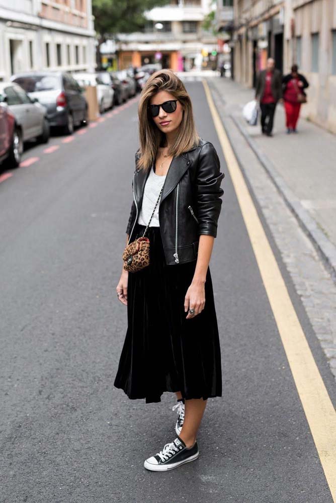 A jaqueta de couro preta é a peça certa quando o assunto é trazer mais contraste com a leveza da saia - e, claro, mais atitude para o visual!