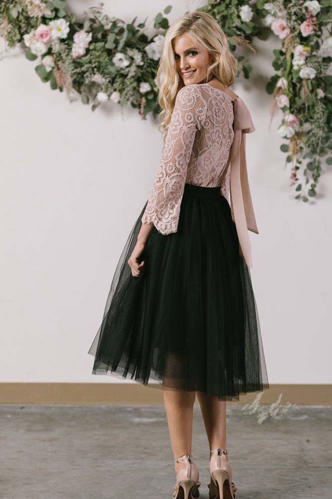 Outra opção no mesmo estilo é combinar a saia com uma blusa rosa rendada, como essa aqui. 