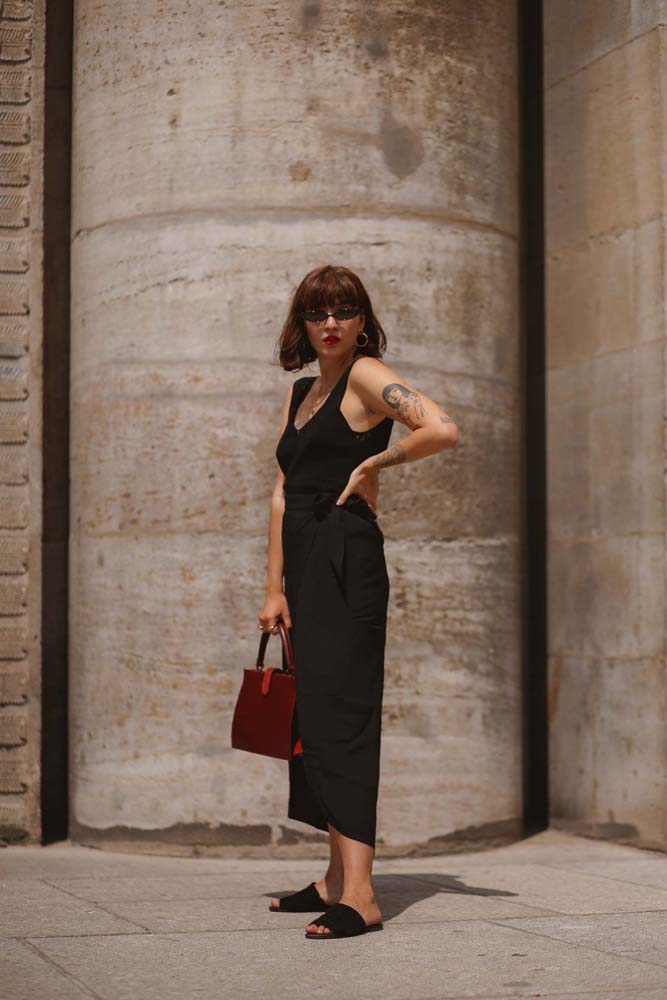 Formal e elegante, mas bem despojado ao mesmo tempo com esta saia envelope midi, regata social e rasteirinha, tudo em preto.