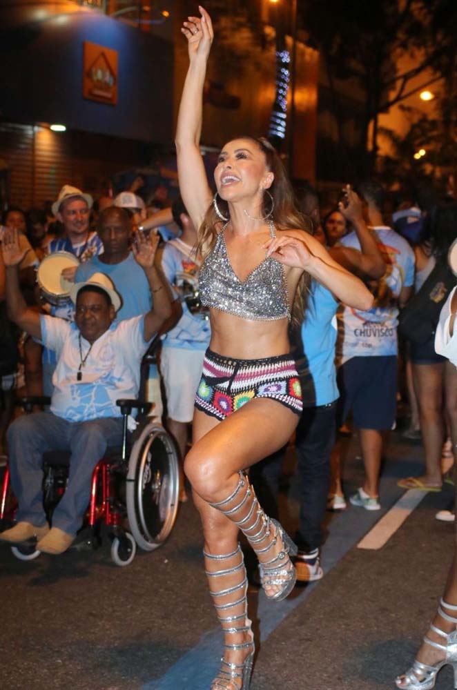 O shorts de crochê é leve e colorido, ou seja: perfeito para curtir as festas de verão, como o Carnaval. 