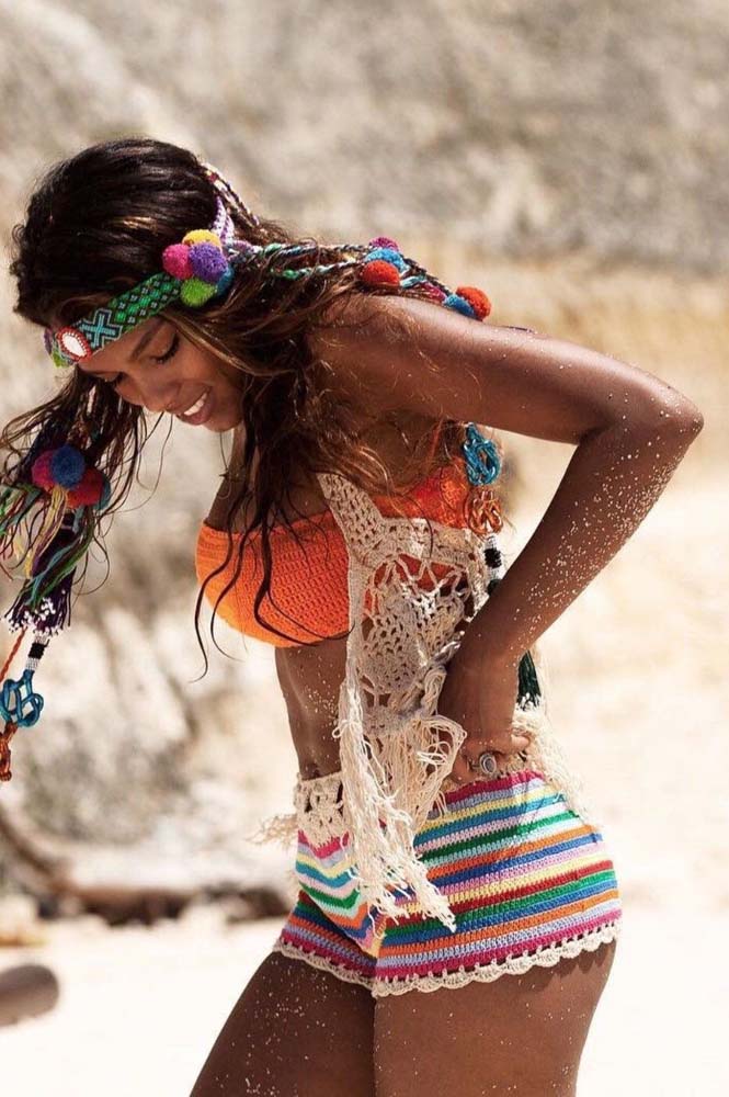 Look artesanal completo no estilo boho para se divertir na praia com top, boleto e shorts de crochê. 