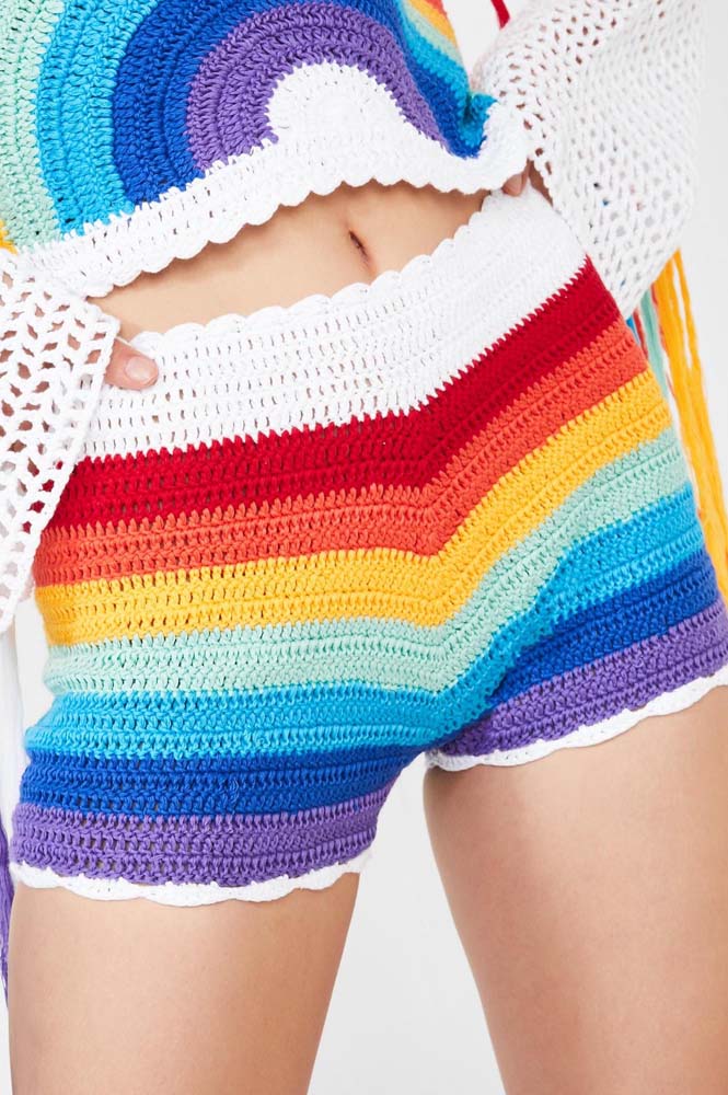 Colorido e divertido, um shorts de crochê listrado tipo arco-íris feito só com ponto alto. 