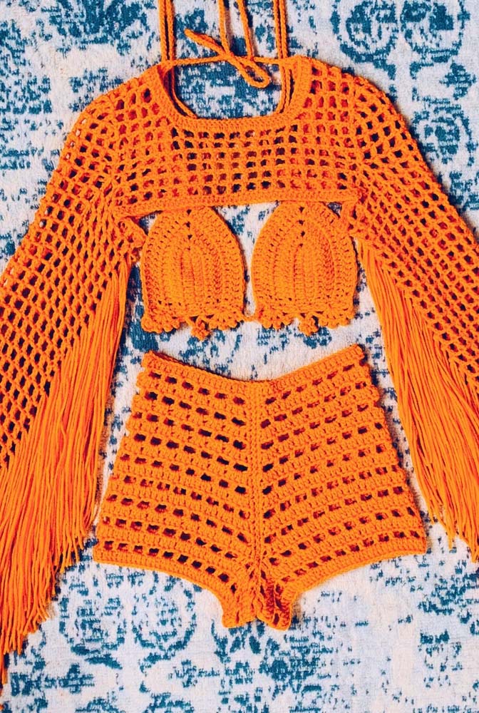 Um look laranja neon bem alegre e divertido com shorts de crochê e cropped de manga longa e muita (muita!) franja na mesma técnica para arrasar onde quer que você vá.