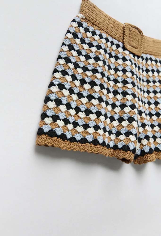 Um short de crochê para um verão cheio de estilo, com listras tricolores feitas com ponto leque e direito até um cós com fivela na mesma técnica.
