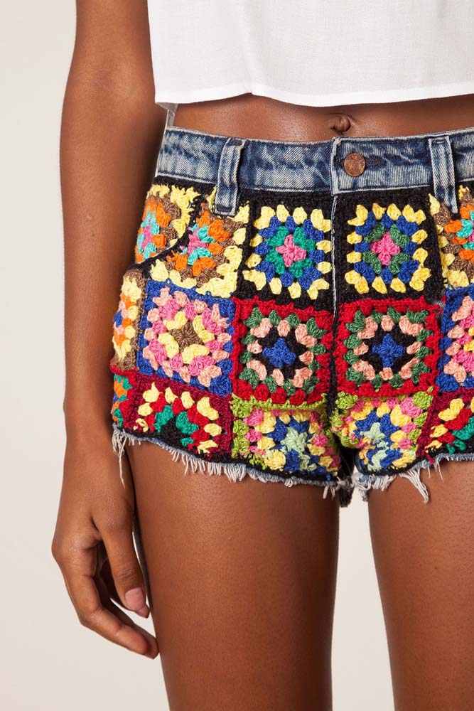 Para menos trabalho e mais estilo ainda, faça aplicações de squares de crochê em um shorts jeans que você já tem em casa.