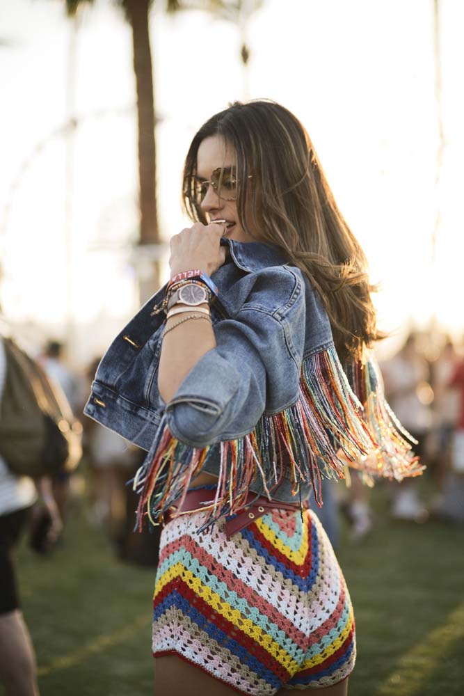 A trend handcraft é a cara do estilo boho chic, então o short de crochê não pode ficar de fora do guarda-roupas - sempre combinado com peças cheias de franja, claro!