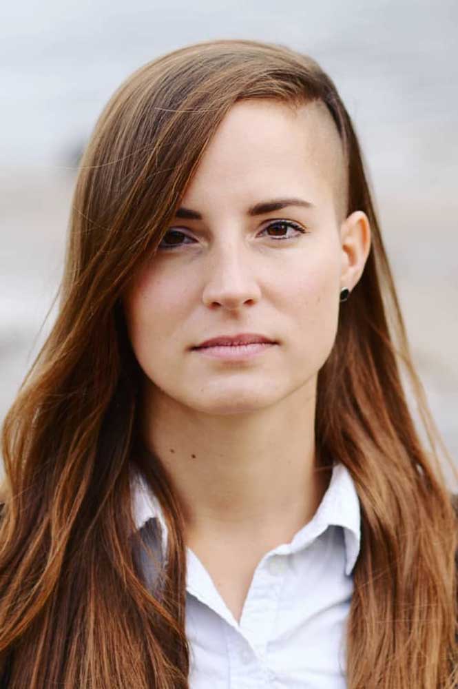 O sidecut totalmente raspado tira o cabelo liso longo do lugar comum e adiciona uma pitada a mais de ousadia ao visual.