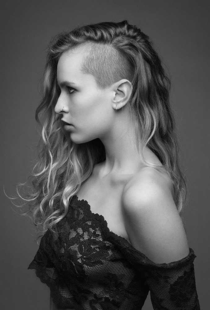 O sidecut feminino com cabelo longo é corte certo para quem quer adicionar contraste e muita atitude no visual.