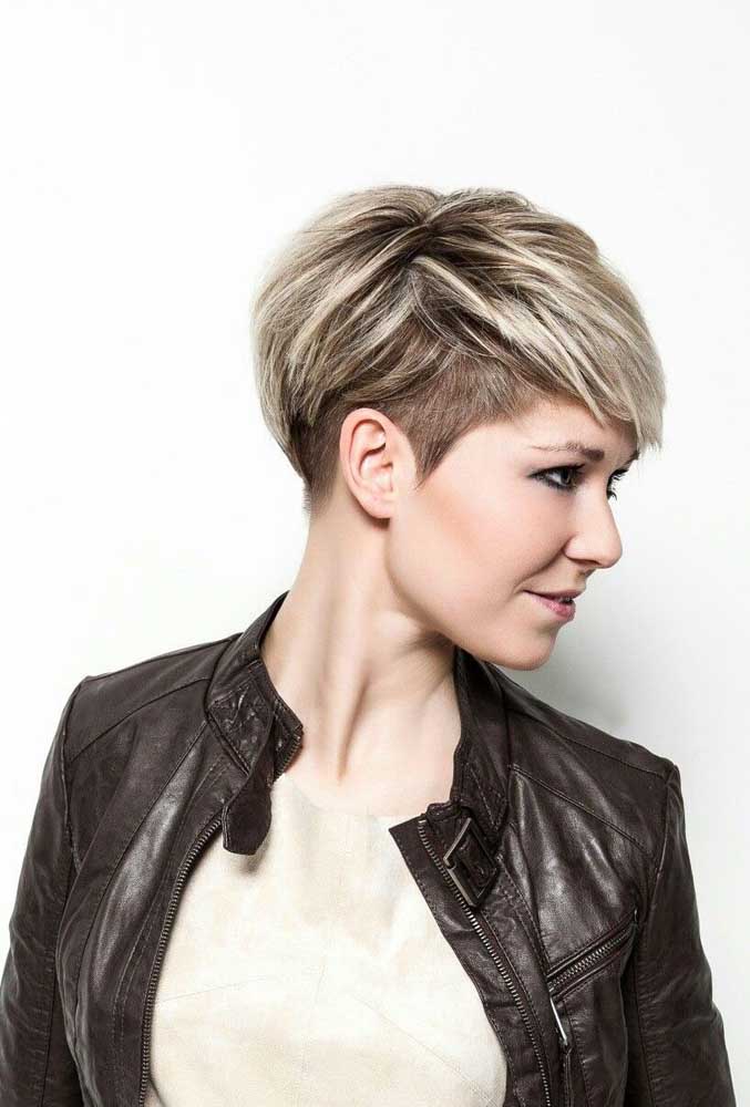 Corte pixie + sidecut = o match perfeito para um visual moderno e muito prático.