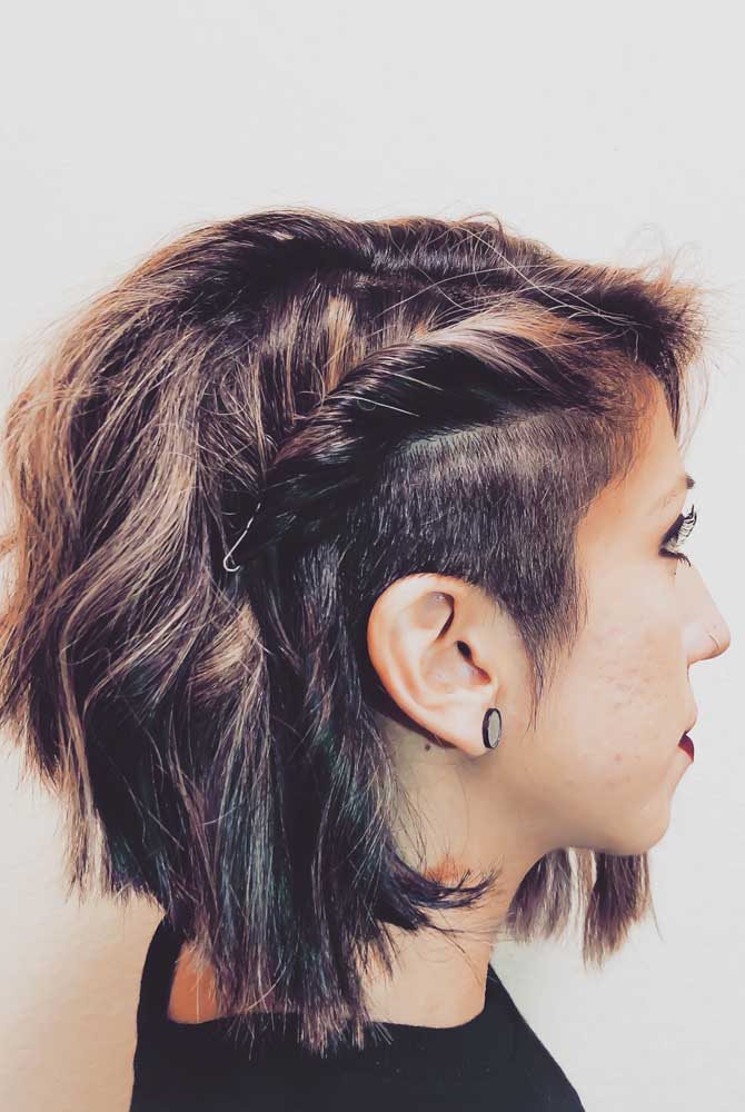 Para manter o visual com mais volume de um lado do que do outro, a parte de cima do sidecut foi torcida numa mecha e presa com grampo junto à raíz do cabelo.