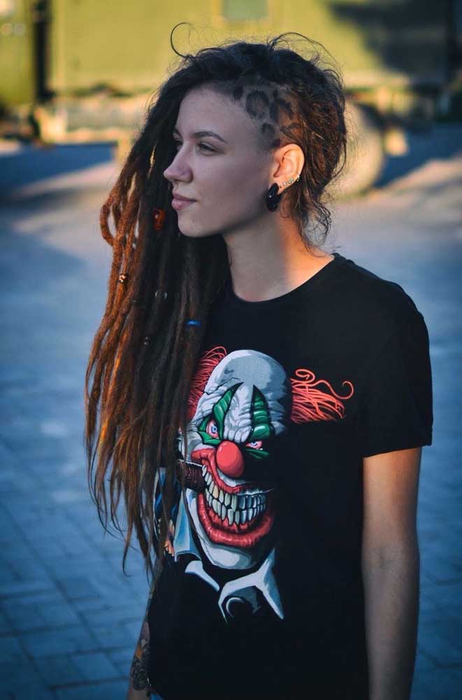 Um visual cheio de estilo e atitude com sidecut com padrão de oncinha e dreadlocks nos fios compridos. 