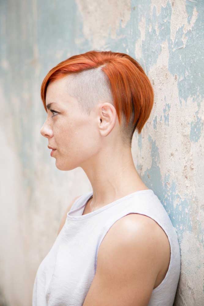 Chanel curtinho num ruivo bem vibrante com sidecut feminino que avança até a nuca, deixando o visual sem nenhum volume. 