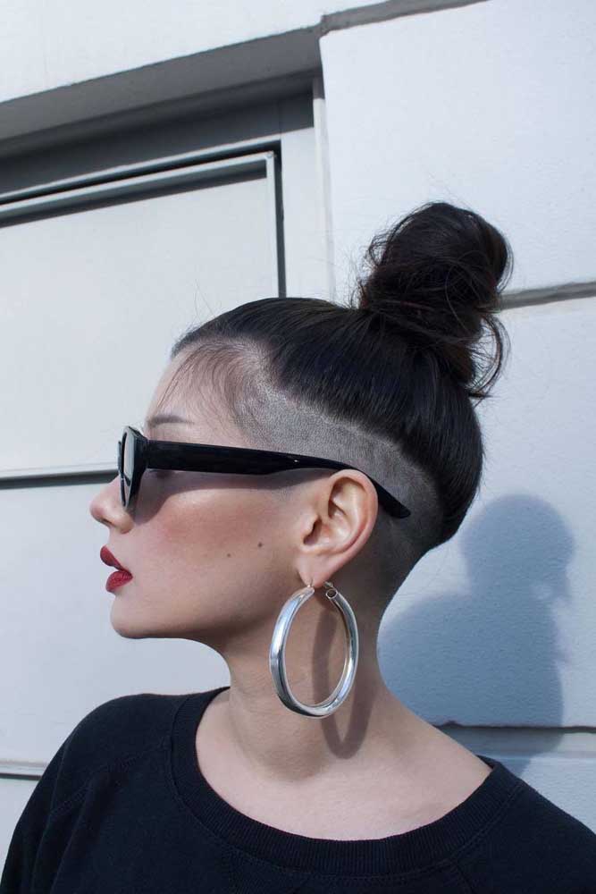 Outra ideia de sidecut e undercut juntos, com o cabelo organizado num coque alto despojado. 