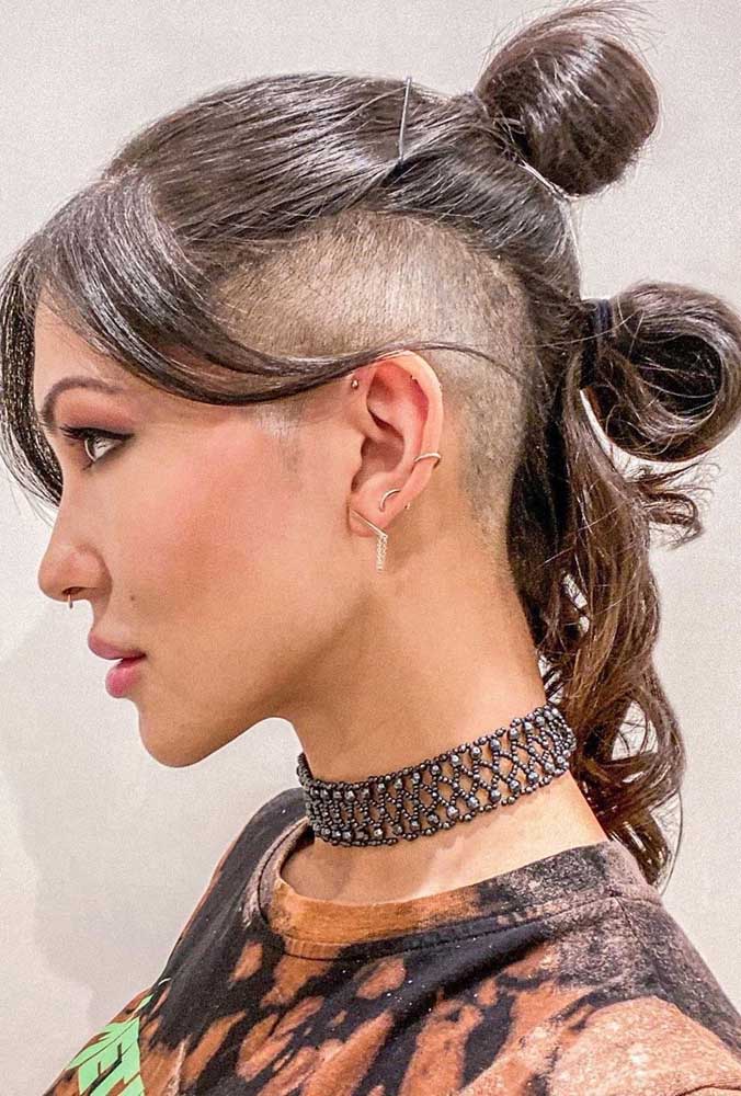 E que tal aproveitar o sidecut feminino lateral para apostar num penteado tipo moicano com o comprimento?