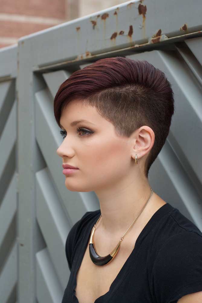 Mas não é só com cabelo longo que o sidecut combina! Confira esse exemplo com corte pixie todo penteado para a lateral.