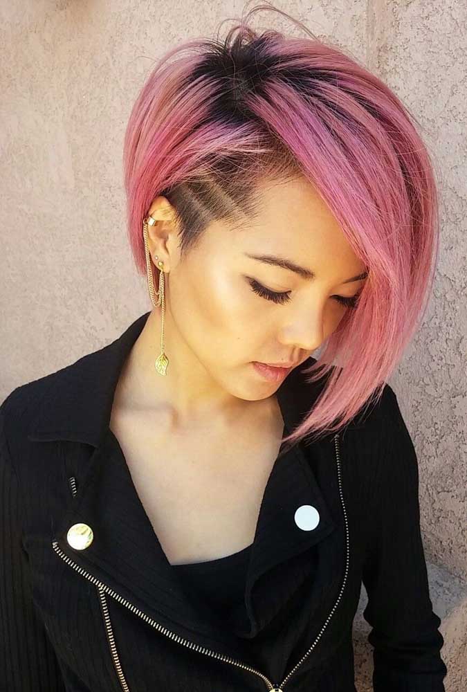 Corte chanel rosa com raiz escura, e um sidecut bem estreito, terminando logo após a linha da orelha com dois riscos. 