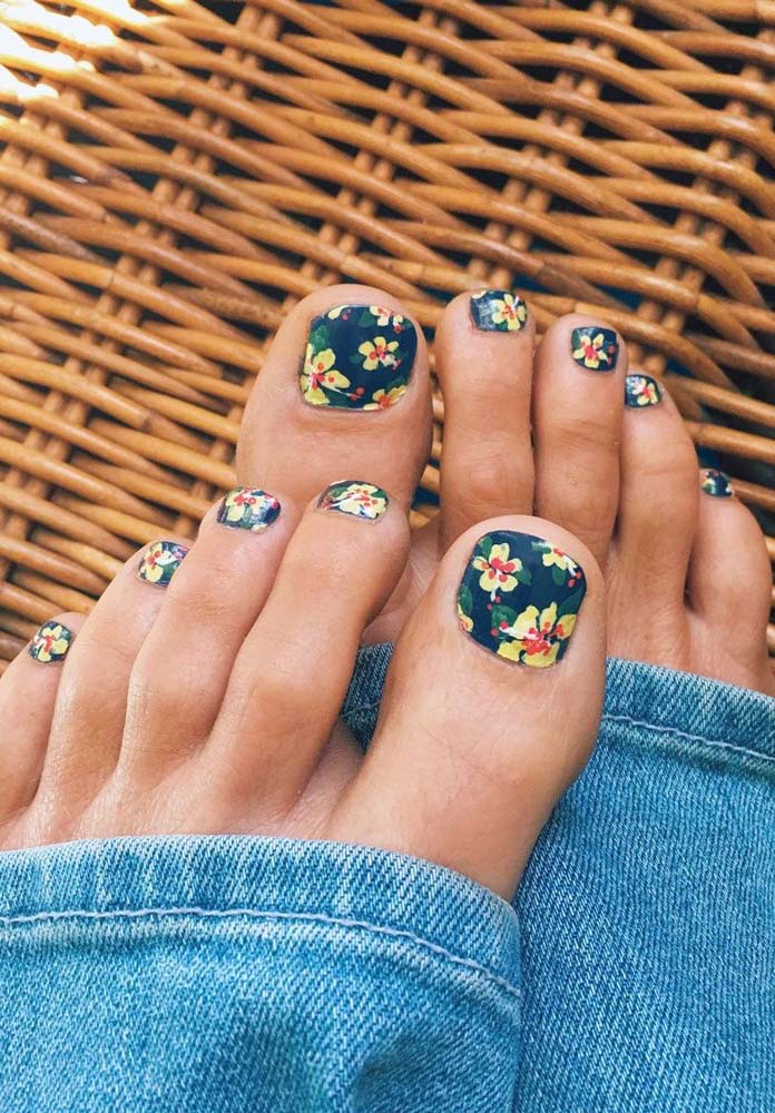 Mas se desenhar com esmalte não é o seu forte, há uma infinidade de opções de adesivos para você compor as suas unhas do pé decoradas com flores.