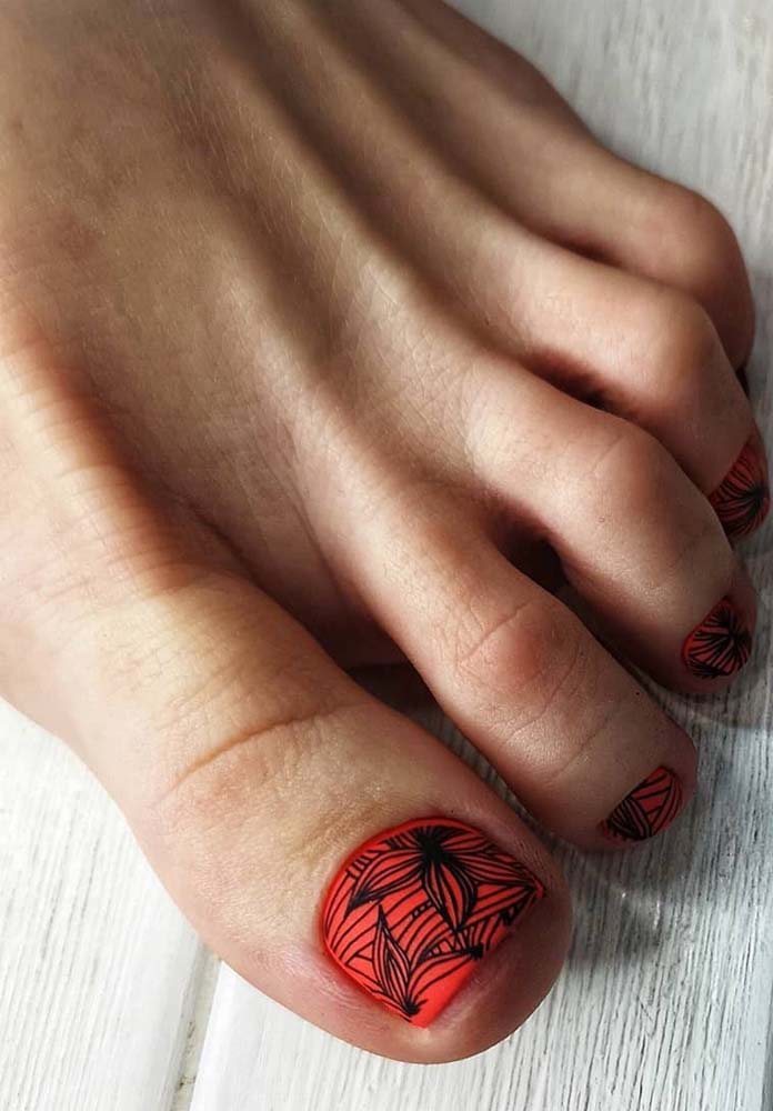 Os adesivos com folhas estilizadas também garantem uma decoração incrível para as suas unhas do pé. 