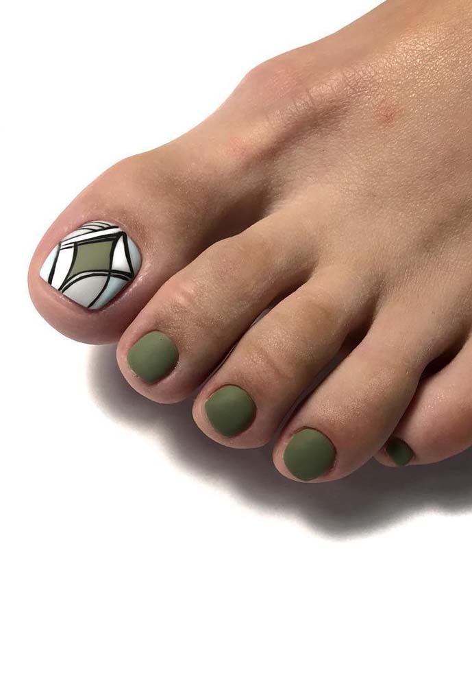 E para quem gosta de unhas gráficas, confira essa ideia com linhas orgânicas feitas no dedão com esmalte preto, fundo branco e um toque de verde oliva, que cobre também as demais unhas.