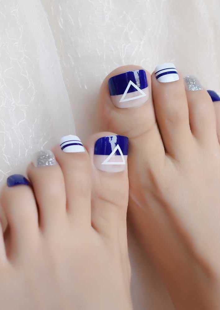 Mais uma composição de unhas do pé decoradas com formas geométricas e usando um estilo tendência, a half nail. 