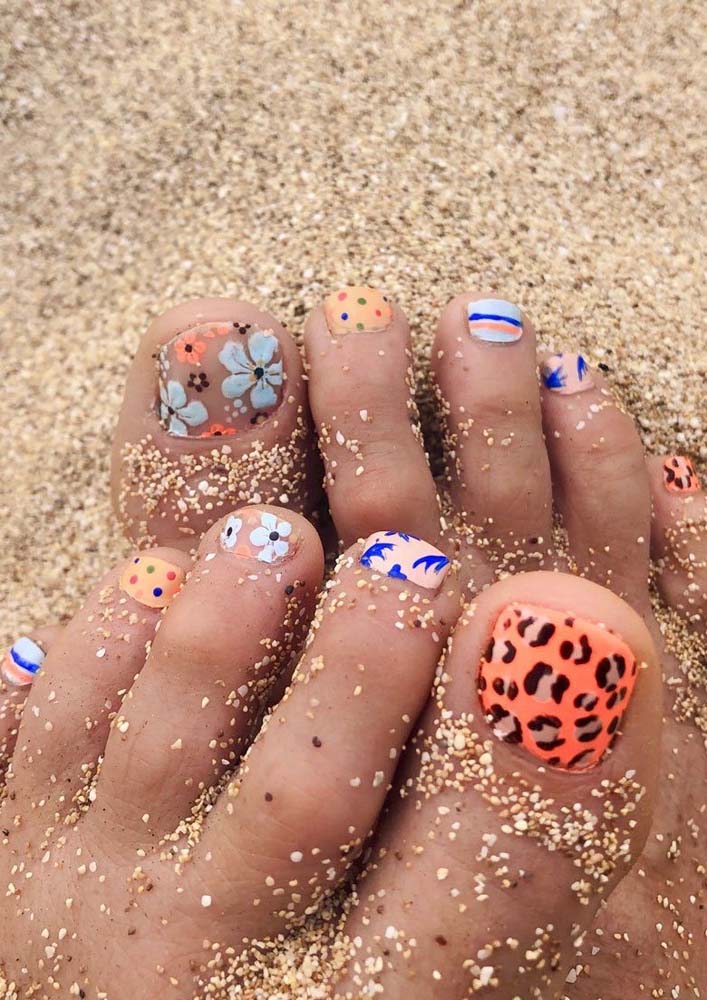 Padrão floral, poá (bolinhas) e animal print: unhas do pé decoradas e prontas para curtir muito o verão.