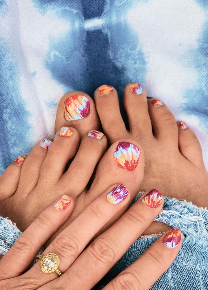 Uma verdadeira febre na moda dos anos 1990, o tie dye voltou com tudo - inclusive para as unhas do pé e das mãos decoradas! 