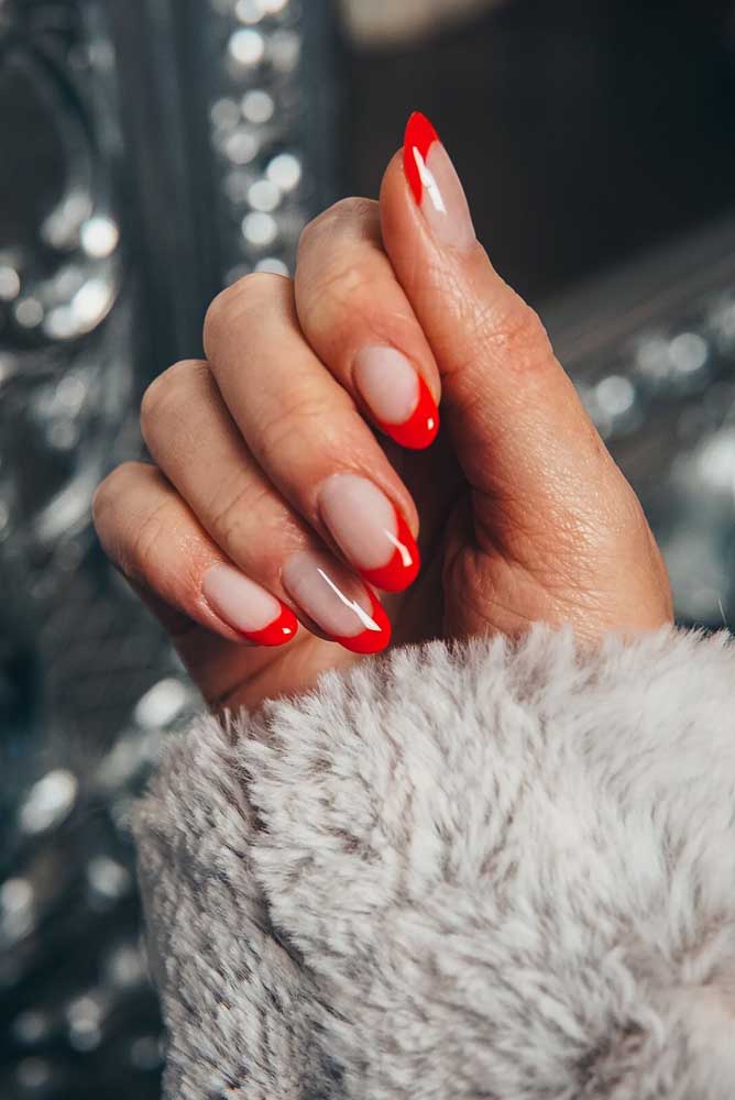 Na nail art o vermelho é sinônimo de poder e elegância: e isso não poderia ser diferente na unha francesinha que usa essa cor.