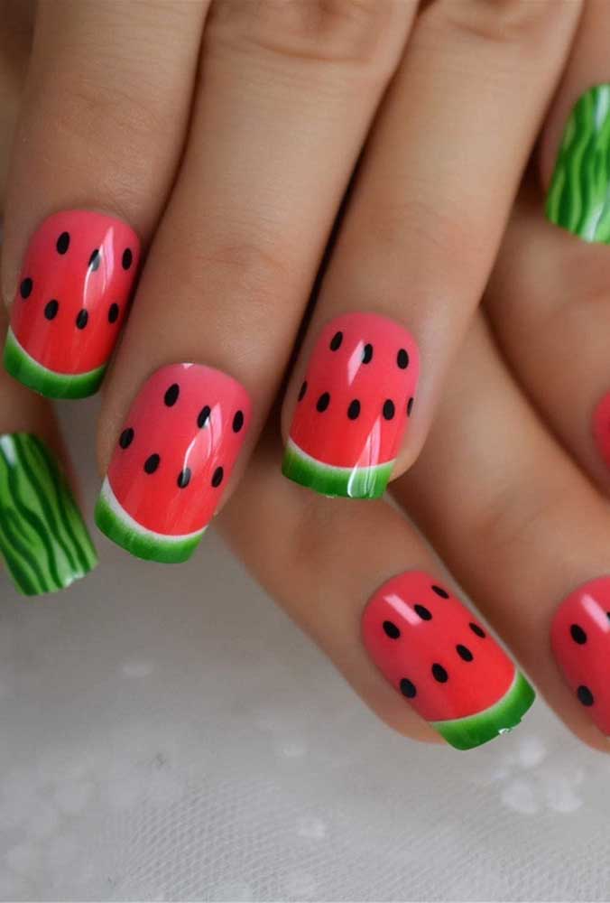 Por falar em fruta, porque não inspirar a sua nail art na mais refrescante de todas: a melancia? 