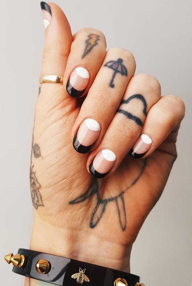 E porque não fazer uma composição não só com uma mas várias francesinhas? É a ideia por trás dessa nail art com branco na parte interna da unha, preto nas pontas e o meio num seu tom natural. 