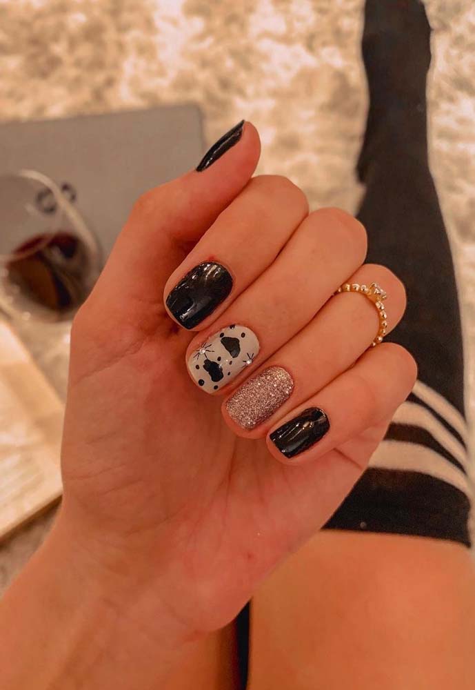 Por outro lado, essa unha tumblr pequena e quadrada aposta no contraste com o branco e no brilho para trazer um toque glam no esmalte preto predominante.