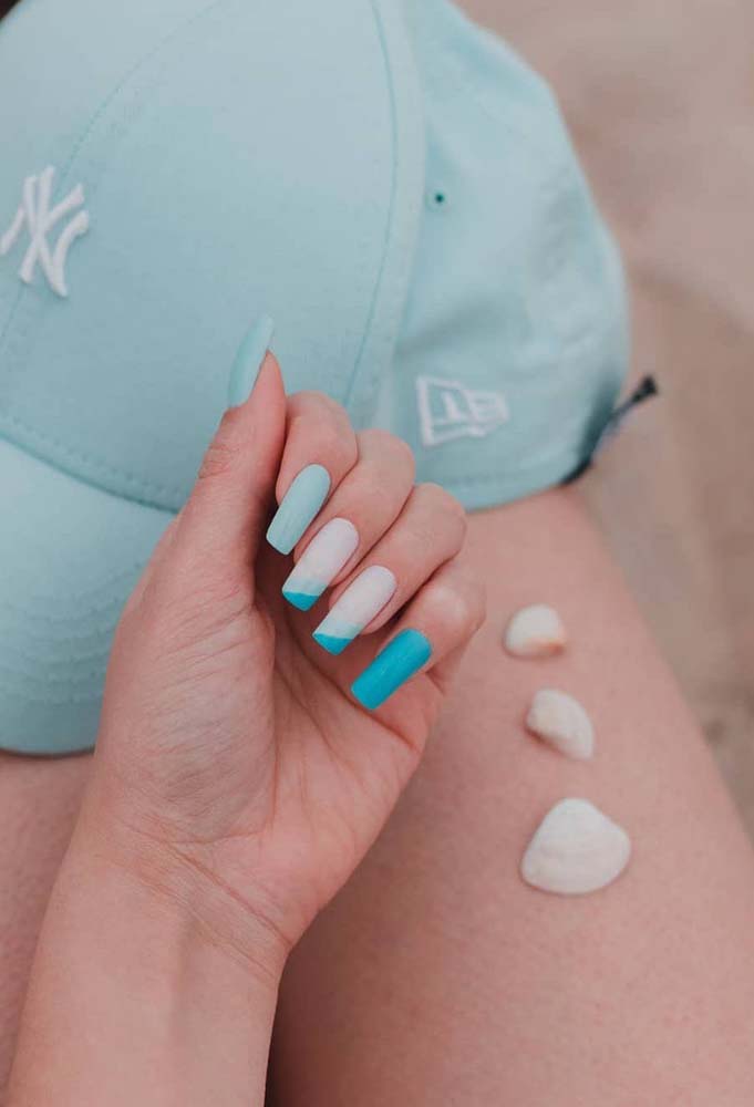 E num visual mais praiano, unhas tumblr em gel longuíssimas que faz a passagem entre os tons mais claros e mais vibrantes de azul celeste.