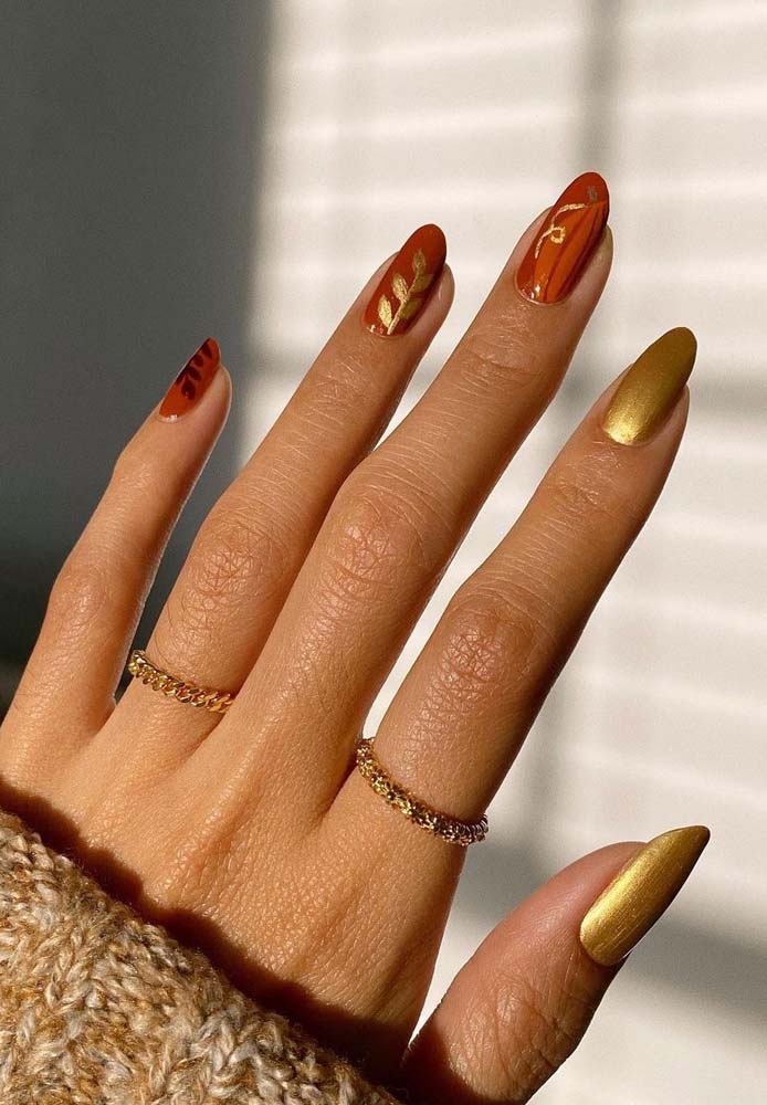 Aposte também numa composição em tons quentes como o laranja e o dourado para unhas tumblr cheia de glamour.