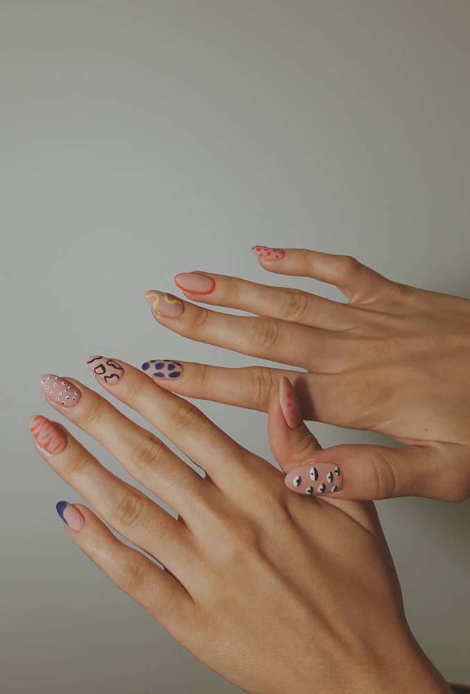 Em dúvida sobre qual decoração escolher para as suas unhas? Então aposte numa composição bem variada de formas, técnicas e cores para expressar a sua personalidade e estilo pessoal.