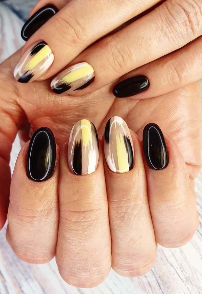 Unha tumblr preta ganha contraste nas gêmeas pintadas em bege com algumas pinceladas de branco, amarelo e, claro, preto!