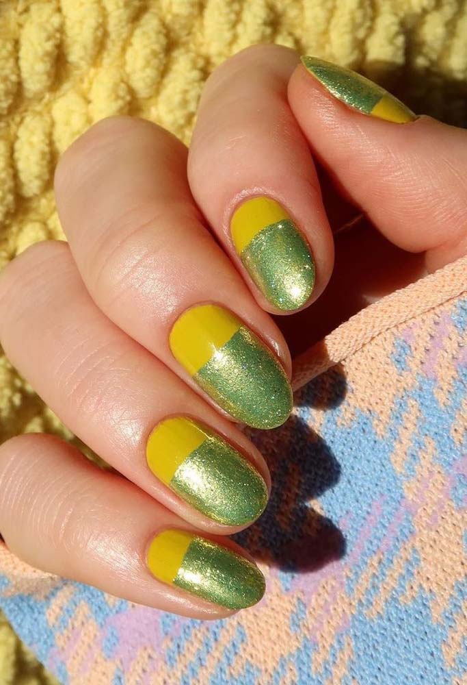 O estilo das unhas Tumblr anda de mãos dadas com as tendências da Nail Art e uma prova disso está nessas half nails em amarelo e verde com glitter. 
