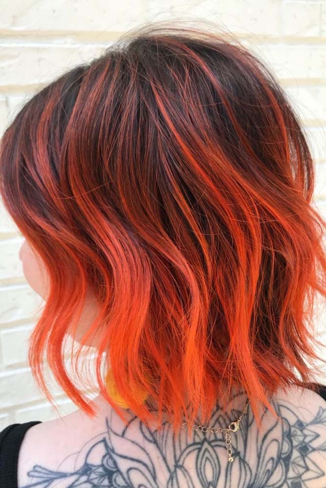 Mas se você quer um toque mais colorido e cheio de atitude, dê uma olhada nesse cabelo curto com mechas vermelhas.