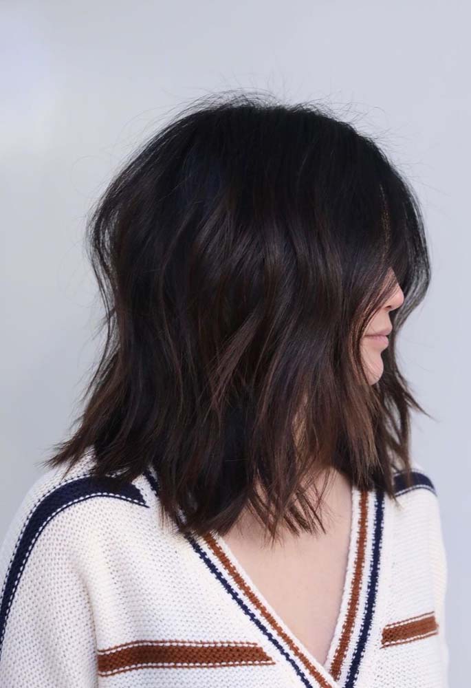 Cabelo curto com mecha para morenas que não querem deixar sua cor natural: aposte numa iluminação bem sutil com a técnica babylights com um tom mais claro só. 