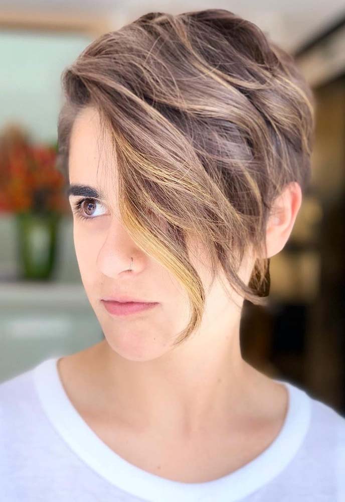 Dá para fazer mechas em cabelos curtíssimos? Esse pixie cut com franja lateral alongada é a prova de que sim!