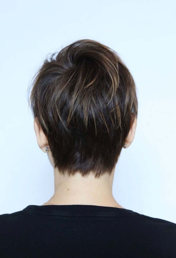 Outra ideia de pixie cut com mechas iluminadas, dessa vez feito a partir da técnica do babylights. 