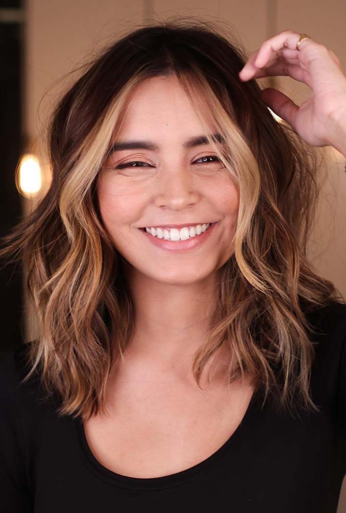 O visual de cabelo curto com mechas frontais mais claras é jovial e despojado, além de super prático de fazer e cuidar.