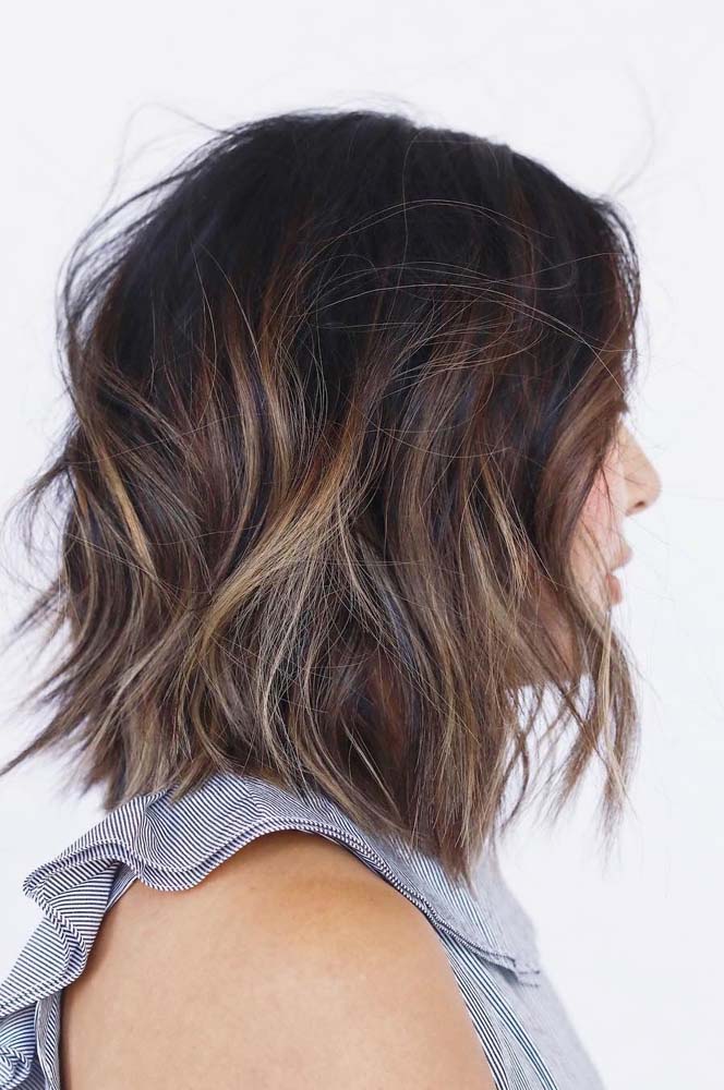 Um degradê de mel e dourado cheio de sutileza e profundidade nesse cabelo curto com mechas. 