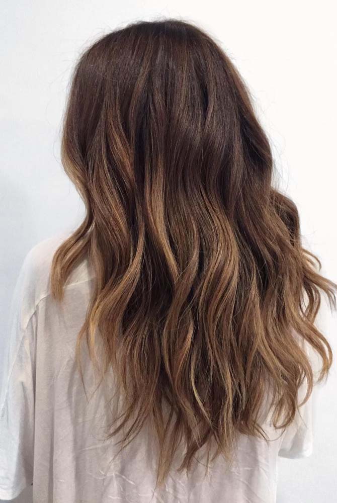 Começando por esse visual em cabelo comprido escuro iluminado com mechas californianas num tom de castanho claro dourado. 