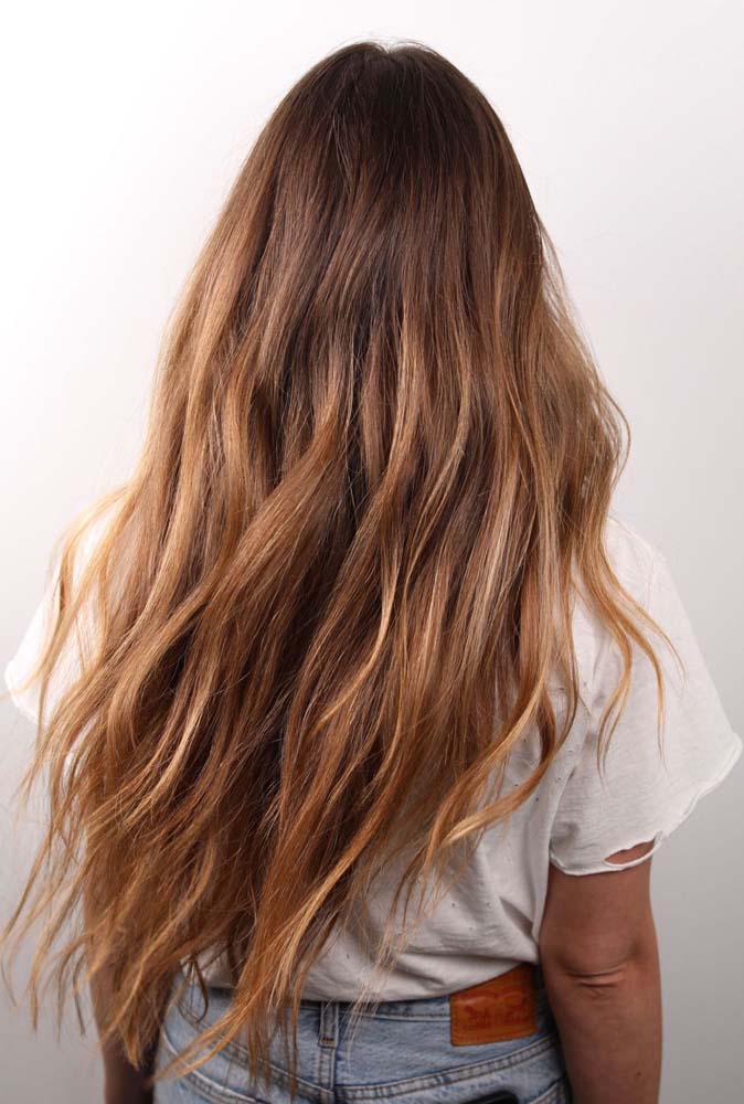 Além de deixar a transição de cores mais suave, a irregularidade nas mechas californianas também deixam o cabelo com mais movimento e leveza.