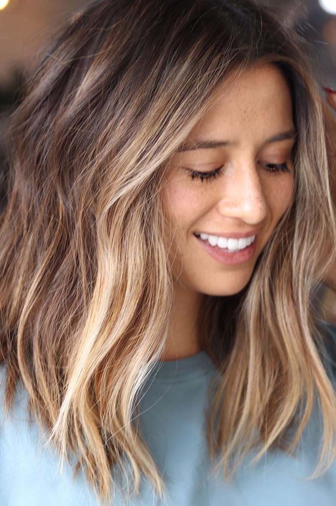 E por falar em visual praiano, dá uma olhada nessas mechas californianas loiras concentradas na parte da frente do cabelo castanho escuro.