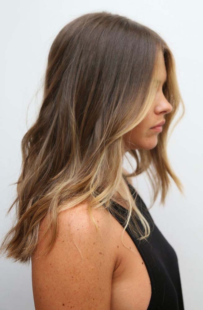 As californianas nas mechas frontais e nas pontas de todo o cabelo criam uma espécie de moldura iluminada que valoriza não só o rosto, como também o tom natural do cabelo.