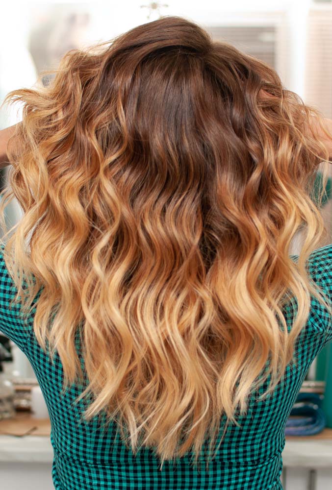 E que tal um visual tricolor? Usando tons mais claros do que o natural do cabelo, essa californiana destaca a linha de transição na tintura para um visual moderno, cheio de personalidade e iluminação.