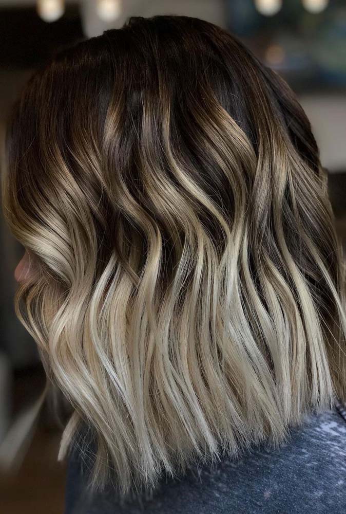 Transição suave para dois tons contrastantes nesse visual com mechas californianas em cabelo curto. 