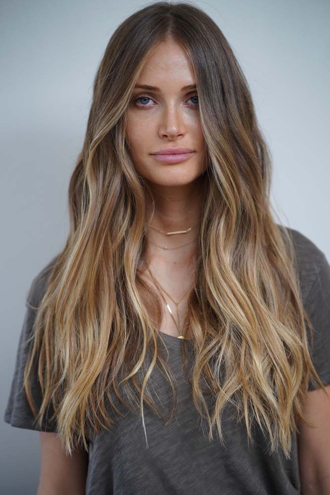 Mas se você busca uma iluminação mais sóbria para as suas californianas, aposte na combinação do dourado com um tom frio, como o platinado. 